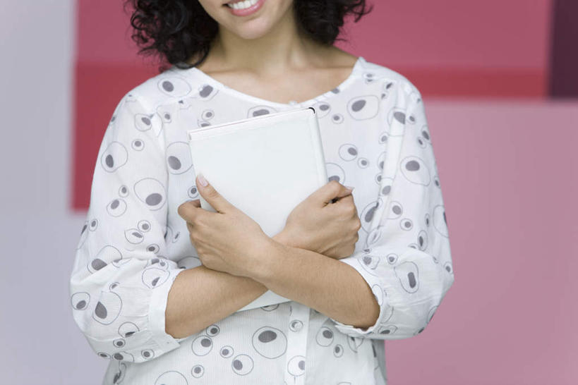 西方人,头发,一个人,站,捧,笑,双手交叉,微笑,露齿笑,横图,室内,白天,正面,书籍,欧洲,欧洲人,仅一个年轻女性,仅一个女性,仅一个人,朦胧,模糊,墙,休闲装,墙壁,墙面,黑色,站着,休闲,休闲服,双手抱胸,年轻女性,女人,女性,白种人,卷发,书,图书,端,端着,捧着,手捧,站立,半身,彩图