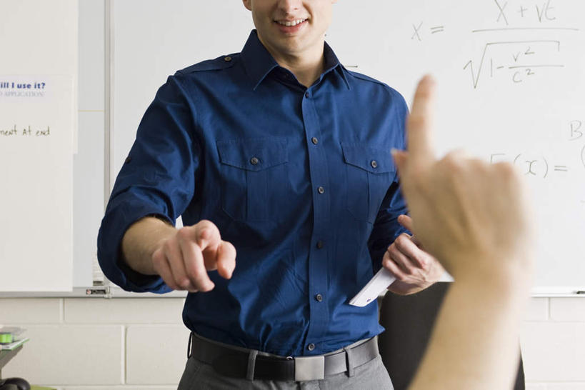 西方人,两个人,教师,站,举,笑,微笑,露齿笑,横图,室内,白天,正面,衬衫,欧洲,欧洲人,握,指,标志,数字,文字,字符,字母,拿,拿着,注视,方向,标识,蓝色,白板,观察,看,手势,托,站着,握着,观看,察看,指向,关注,数学,记录板,记事板,男人,男性,年轻男性,白种人,讲师,教授,老师,举起,举手,举着,向上举,向上伸,向上托,站立,半身,彩图,衬衣