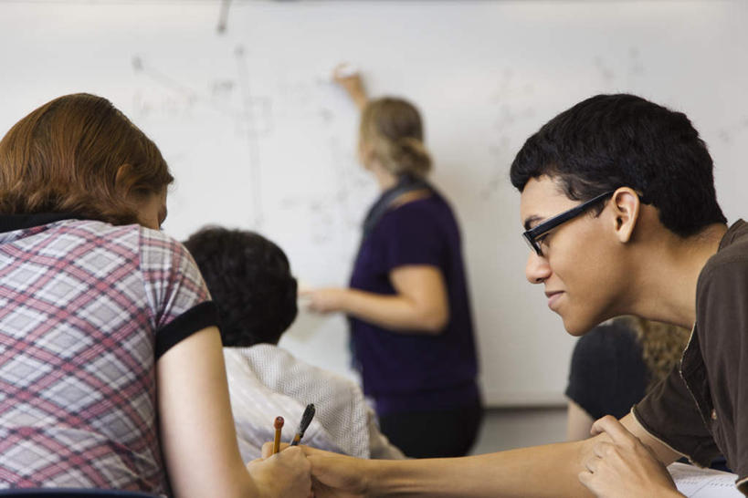 西方人,伙伴,朋友,教师,站,坐,举,笑,微笑,横图,室内,白天,正面,友谊,欧洲,欧洲人,五个人,指,服装,笔,眼镜,办公用品,圆珠笔,许多人,注视,休闲装,方向,文具,衣服,白板,学习用品,观察,看,手势,托,站着,一群人,休闲,同学,休闲服,服饰,观看,文具用品,察看,指向,校友,关注,记录板,近视眼镜,记事板,同窗,学友,友情,男人,男性,年轻男性,年轻女性,女人,女性,中年女性,白种人,讲师,教授,老师,举起,举手,举着,向上举,向上伸,向上托,站立,坐着,半身,彩图