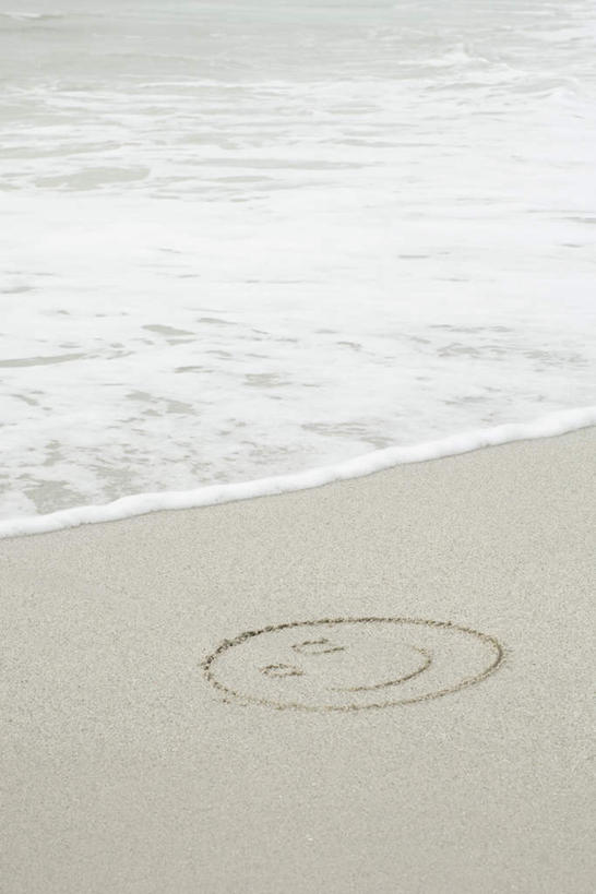 无人,竖图,俯视,室外,白天,海浪,海洋,沙滩,指示牌,圆形,标志,符号,沙子,图案,海岸,浪花,沙地,标识,海水,笑脸,海景,大海,风浪,海,海水的波动,海滩,近岸浪,涌浪,彩图,高角度拍摄