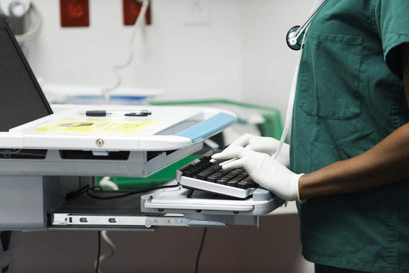 西方人,一个人,医生,医院,站,横图,室内,白天,侧面,电脑,显示器,鼠标,键盘,欧洲,非洲,黑人,欧洲人,仅一个年轻女性,仅一个女性,仅一个人,网络,墙,输入设备,通讯设备,墙壁,墙面,听诊器,站着,医护人员,医疗人员,台式电脑,搭,搭着,通信设备,输出设备,医疗机构,年轻女性,女人,女性,非洲人,大夫,站立,半身,彩图,病院,诊所