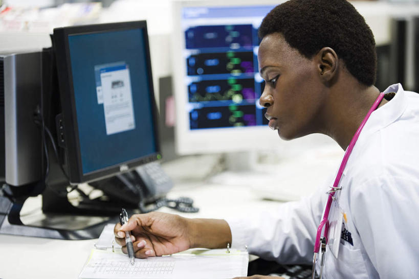 西方人,一个人,医生,医院,坐,横图,室内,白天,侧面,电脑,显示器,鼠标,键盘,桌子,欧洲,非洲,黑人,欧洲人,仅一个年轻女性,仅一个女性,仅一个人,握,网络,笔,材料,档案,文件,办公用品,拿,拿着,注视,输入设备,通讯设备,文具,听诊器,学习用品,资料,观察,看,医护人员,医疗人员,台式电脑,握着,观看,文具用品,察看,医疗设备,白大褂,关注,文档,通信设备,输出设备,医疗机构,年轻女性,女人,女性,非洲人,大夫,坐着,半身,彩图,病院,诊所