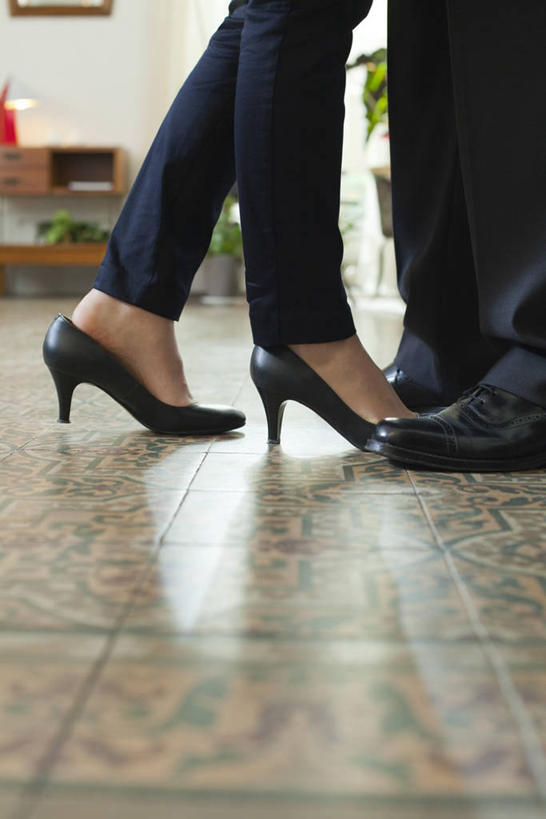 西方人,腿部,腿,两个人,站,竖图,室内,白天,侧面,高跟鞋,鞋,爱情,时尚,植物,鞋子,欧洲,欧洲人,阴影,朦胧,模糊,反射,瓷砖,地砖,盆栽,影子,墙,盆景,皮革,地面,浪漫,相视,墙壁,墙面,绿色,自然,站着,温暖,温馨,面对面,恩爱,恋人,生长,成长,对视,和睦,互视,时髦,相对,相看,时兴,男人,男性,年轻男性,年轻女性,女人,女性,白种人,情侣,站立,半身,彩图,皮鞋,伴侣,融洽