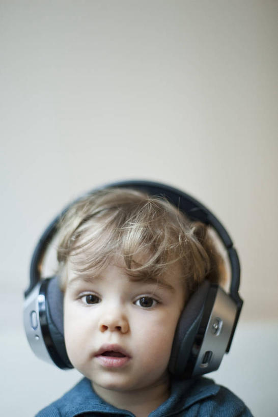 西方人,儿童,脸,头,脸颊,一个人,竖图,室内,特写,白天,正面,快乐,满意,幸福,纯洁,欧洲,欧洲人,仅一个男性,仅一个人,服装,音响,音乐,注视,休闲装,娱乐,一个,小孩,衣服,耳机,耳麦,观察,看,仅一个小孩,享受,休闲,休闲服,金色,放松,可爱,童年,童趣,服饰,单个,观看,察看,麦克风,舒适,头戴式耳麦,享乐,关注,童真,烂漫,无邪,天真,男孩,男人,男性,白种人,孩子,头部,卷发,脸部,脸蛋,面部,半身,彩图,头戴式耳机,短发,男生