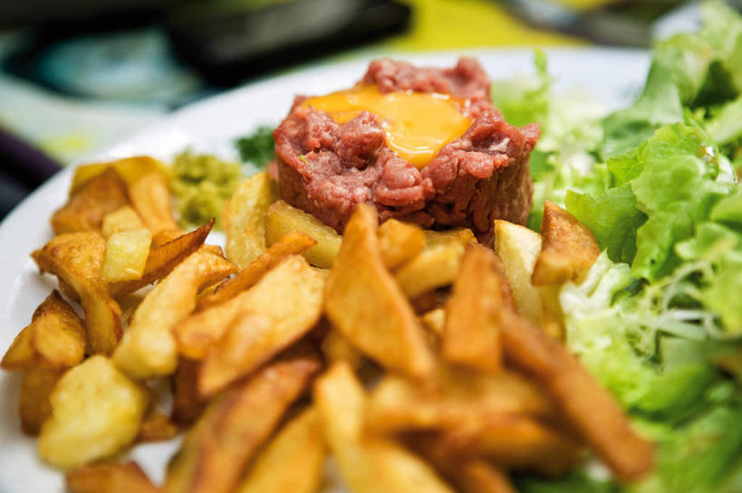 无人,横图,俯视,室外,特写,白天,烹饪,西餐,植物,蔬菜,土豆,餐具,叶子,阴影,朦胧,模糊,新鲜,反射,碟子,盘,纹理,影子,生菜,莴苣,调料,酱料,酱汁,肉,佐料,美乃滋,牛肉,料理,食品,绿叶,调味品,调味料,薯条,酱,菜肴,美食,肉类,食物,一个,绿色,盘子,碟,快餐,嫩叶,西式,佳肴,有机食品,绿色食品,单个,肉食,西式快餐,垃圾食品,蛋黄酱,鞑靼牛肉,肌理,馍馍蛋,春菜,鹅仔菜,莴仔菜,千金菜,叶用莴苣,蛋黄沙拉酱,调味油,叶,叶片,叶脉,洋芋,山药蛋,马铃薯,彩图,高角度拍摄