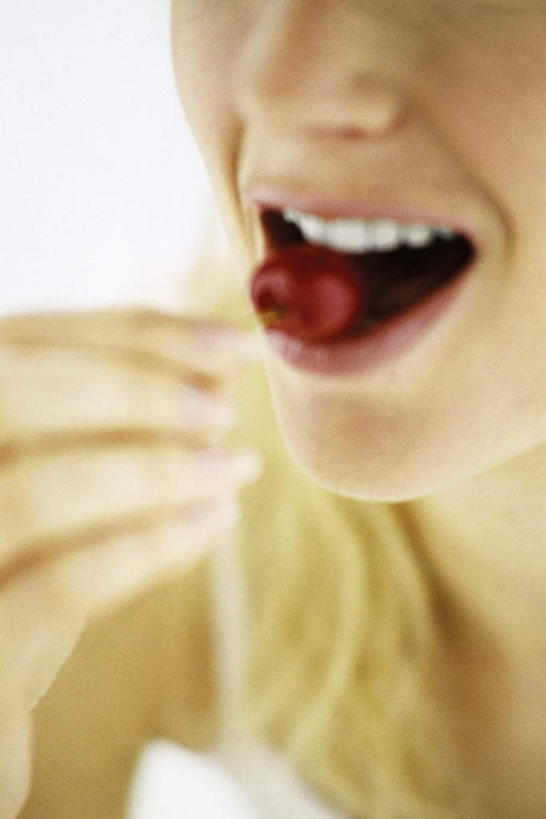 西方人,头发,一个人,站,举,笑,吃,微笑,露齿笑,竖图,俯视,室内,特写,白天,白色背景,樱桃,欧洲,欧洲人,仅一个年轻女性,仅一个女性,仅一个人,握,朦胧,模糊,拿,拿着,一个,黄色,红色,托,站着,张嘴,握着,摄影,影棚,单个,张大嘴巴,年轻女性,女人,女性,白种人,张开嘴,樱珠,莺桃,英桃,楔桃,牛桃,荆桃,举起,举手,举着,嚼,食,向上举,向上伸,向上托,站立,半身,彩图,高角度拍摄,影棚拍摄,拍摄