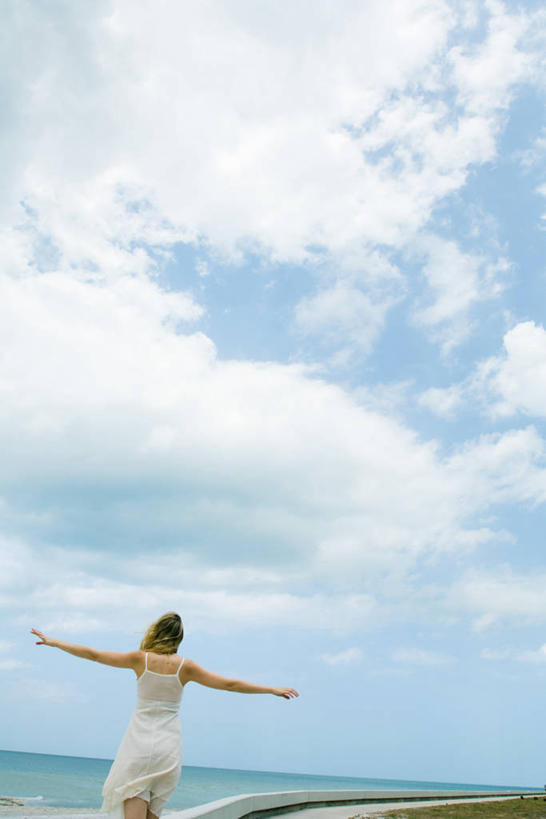 西方人,一个人,站,伸展双臂,竖图,室外,白天,仰视,裙子,海浪,海洋,欧洲,欧洲人,仅一个年轻女性,仅一个女性,仅一个人,阴影,连衣裙,光线,影子,浪花,水平线,云,云朵,辽阔,海平线,云彩,蓝色,白云,蓝天,天空,阳光,海水,天,站着,广阔,晴朗,一望无际,海景,无边无际,一马平川,年轻女性,女人,女性,白种人,大海,风浪,海,海水的波动,近岸浪,涌浪,晴空,敞开双臂,伸开双臂,展开双肩,站立,张开手臂,张开双臂,半身,彩图,低角度拍摄,水天相接,水天一线