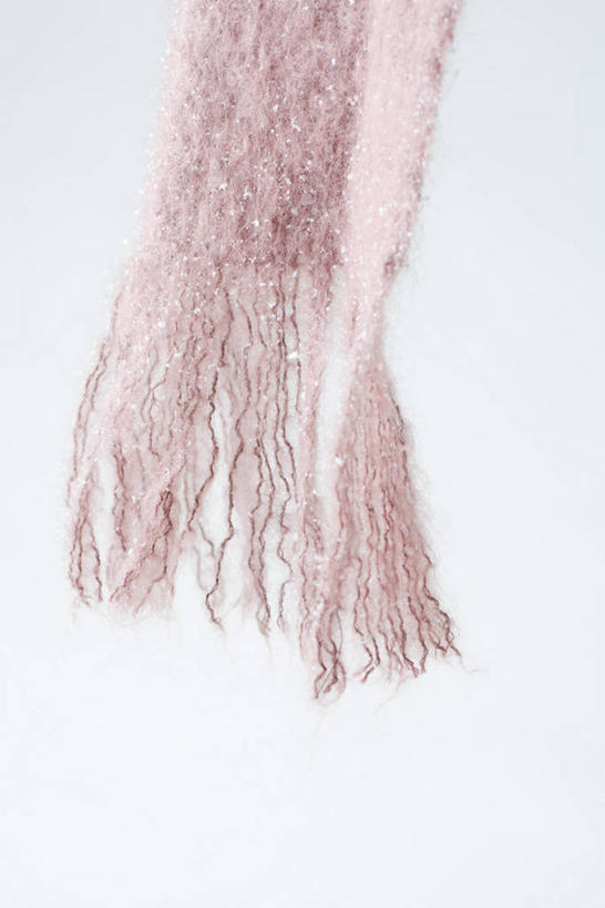 无人,竖图,室内,特写,白天,白色背景,正面,雪,大雪,静物,阴影,朦胧,模糊,装饰,反射,影子,积雪,雪景,冬季,冬天,一个,粉色,围巾,温暖,寒冷,摄影,影棚,单个,围脖,保暖,华丽,点缀,御寒,衬托,美观,雅致,雅观,严寒,彩图,影棚拍摄,拍摄