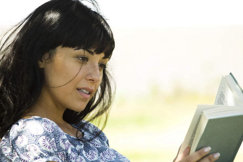 西方人,脸,头,脸颊,头发,一个人,坐,笑,微笑,露齿笑,横图,室外,特写,白天,侧面,T恤衫,书籍,欧洲,欧洲人,仅一个年轻女性,仅一个女性,仅一个人,一本,握,阴影,花纹,服装,朦胧,模糊,光线,影子,拿,T恤,拿着,注视,休闲装,衣服,黑色,灰色,阳光,低头,观察,看,休闲,休闲服,握着,服饰,观看,察看,关注,年轻女性,女人,女性,白种人,头部,脸部,脸蛋,面部,书,图书,坐着,半身,彩图