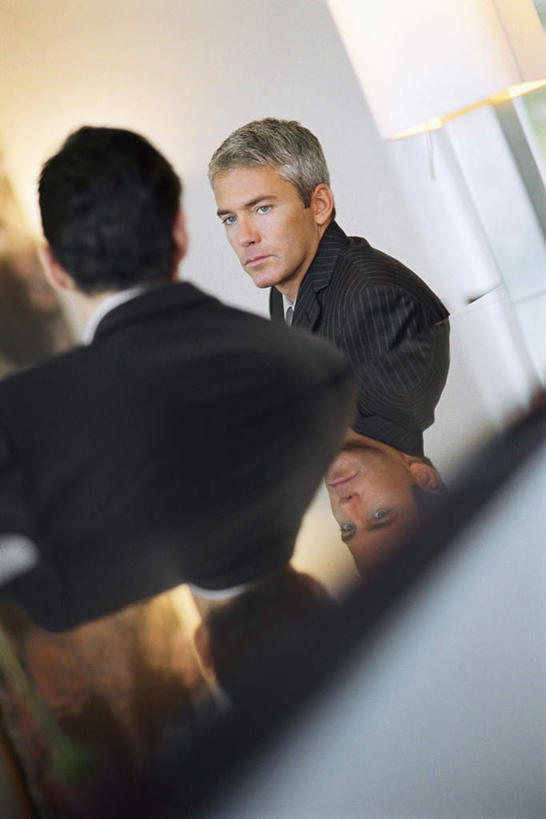 西方人,头发,两个人,伙伴,朋友,商务人士,商务男性,客厅,坐,笑,微笑,竖图,室内,特写,白天,正面,衬衫,友谊,餐桌,桌子,照明,欧洲,欧洲人,套装,朦胧,模糊,壁灯,墙,灯光,相视,墙壁,墙面,灯,一个,白色,黑色,灯具,面对面,单个,餐台,对视,照亮,起居室,照明设备,相对,商务装,工薪阶层,相看,友情,男人,男性,年轻男性,白种人,白领,上班族,坐着,半身,彩图,衬衣