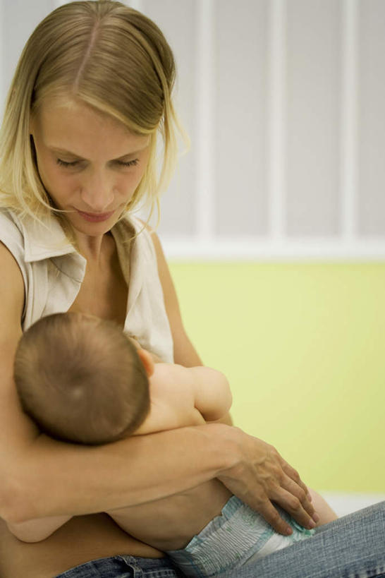 西方人,婴儿,儿童,头发,两个人,家庭,抱,笑,微笑,露齿笑,竖图,室内,白天,正面,纯洁,床,卧室,欧洲,欧洲人,墙,床单,注视,被子,墙壁,墙面,小孩,黄色,白色,低头,观察,看,温暖,温馨,一家人,可爱,单人床,活泼,抱着,观看,喂奶,和睦,察看,被单,搂着,孕妇装,关注,宝宝,纯真,烂漫,无邪,伶俐,天真,年轻女性,女人,女性,白种人,孩子,怀抱,搂,搂抱,抬头,相抱,仰头,拥抱,半身,彩图,睡房,卧房,融洽