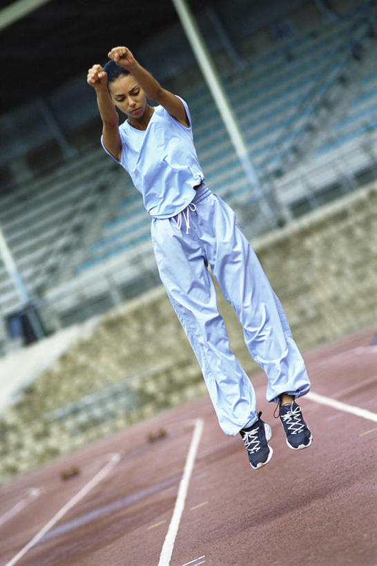 西方人,头发,一个人,运动场,站,跳,举,竖图,室外,特写,白天,正面,锻炼,运动,草地,草坪,植物,楼梯,椅子,欧洲,欧洲人,仅一个年轻女性,仅一个女性,仅一个人,一排,许多,阴影,光线,影子,阶梯,跑道,横道线,半空,注视,台阶,草,排列,黄色,红色,绿色,白色,阳光,低头,观察,看,托,站着,观看,察看,队列,关注,体育,年轻女性,女人,女性,白种人,举起,举手,举着,跳跃,向上举,向上伸,向上托,彩图,全身,健身,运动装