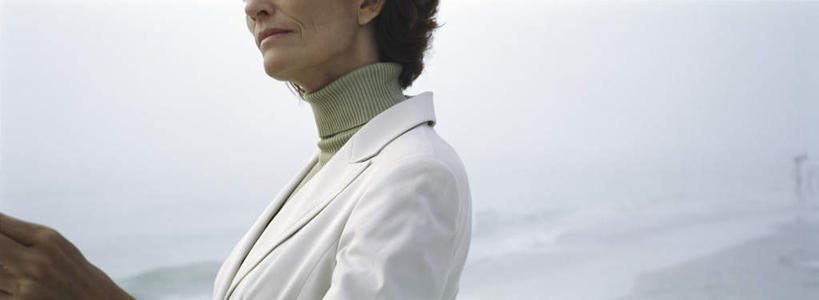 西方人,一个人,横图,室内,白天,侧面,美景,欧洲,欧洲人,仅一个女性,仅一个人,阴影,服装,光线,影子,景观,休闲装,衣服,天空,阳光,自然,天,休闲,休闲服,景色,服饰,仅一个老年女性,自然风光,老年女性,女人,女性,白种人,半身,彩图