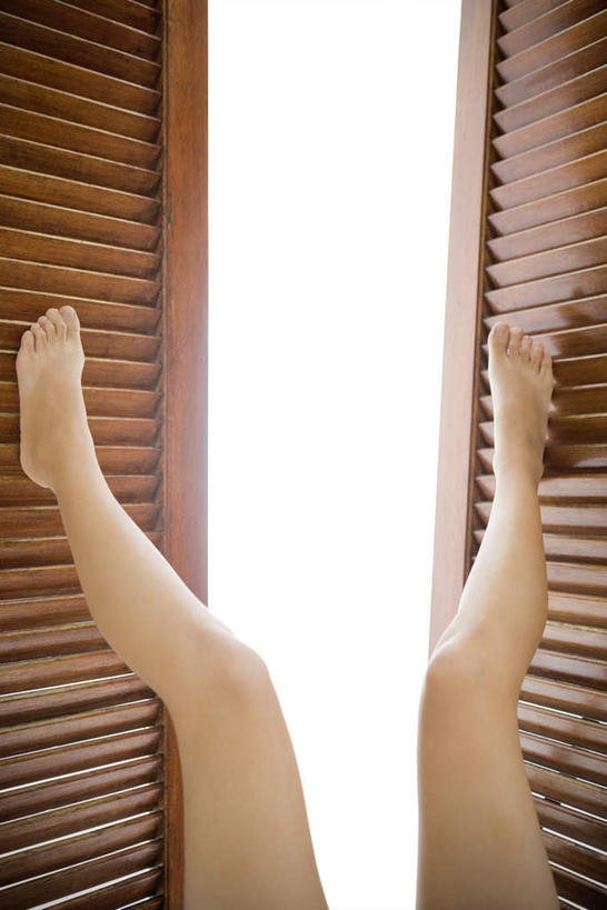 西方人,腿部,腿,一个人,竖图,室内,特写,白天,正面,窗户,欧洲,欧洲人,仅一个年轻女性,仅一个女性,仅一个人,阴影,服装,光线,影子,休闲装,玻璃窗,衣服,蓝色,蓝天,天空,阳光,天,休闲,休闲服,服饰,年轻女性,女人,女性,白种人,半身,彩图