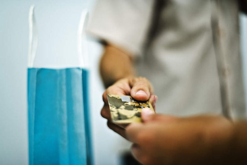 西方人,两个人,商店,站,横图,室内,白天,正面,购物,信用卡,消费,超市,袋子,欧洲,欧洲人,一张,握,服装,朦胧,模糊,包装袋,手提袋,购物袋,拿,拿着,休闲装,相视,一个,衣服,蓝色,站着,休闲,面对面,休闲服,卡,握着,储蓄卡,金融,百货,服饰,单个,对视,购买,相对,贸易,百货公司,相看,银行卡,男人,男性,年轻男性,白种人,站立,半身,彩图,店铺,购物商场,购物中心,商业中心,杂货店,杂货铺