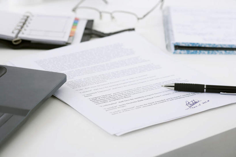 无人,办公室,打电话,横图,俯视,室内,特写,白天,家具,桌子,静物,电话,一本,材料,档案,文件,眼镜,办公桌,备忘录,记事本,通讯设备,本子,笔记本,话筒,资料,电话线,文档,近视眼镜,办公家具,交流,电话机,沟通,通话,彩图,高角度拍摄