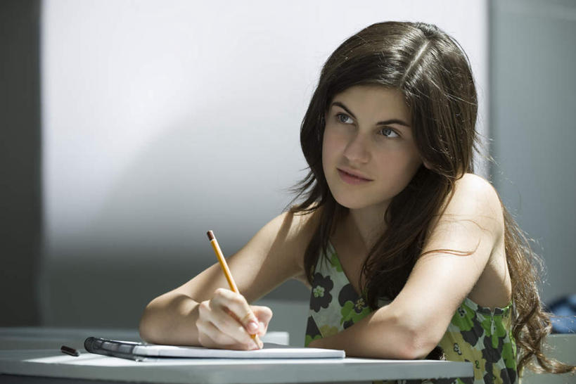 西方人,一个人,横图,室内,白天,正面,桌子,欧洲,欧洲人,仅一个年轻女性,仅一个女性,仅一个人,握,写,阴影,服装,光线,影子,记事本,拿,拿着,休闲装,书桌,衣服,阳光,本子,笔记本,课桌,休闲,休闲服,握着,服饰,年轻女性,女人,女性,白种人,半身,彩图