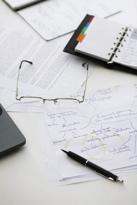 无人,办公室,竖图,俯视,室内,特写,白天,电脑,笔记本电脑,家具,桌子,静物,一副,朦胧,模糊,网络,笔,材料,档案,文件,眼镜,纸,办公桌,备忘录,记事本,通讯设备,本子,笔记本,资料,一支,无线,文档,通信设备,无线网络,近视眼镜,无线上网,便携式电脑,办公家具,手提电脑,彩图,高角度拍摄