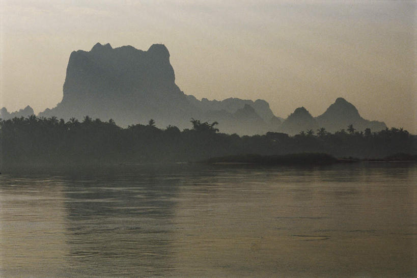 无人,横图,室外,白天,正面,旅游,度假,草地,草坪,河流,美景,山,树林,水,植物,雾,缅甸,亚洲,朦胧,模糊,河水,景观,山峰,水流,山峦,娱乐,草,树,树木,绿色,倒影,自然,享受,休闲,景色,放松,东南亚,生长,成长,迷雾,倒映,自然风光,缅甸联邦,反照,大雾,彩图