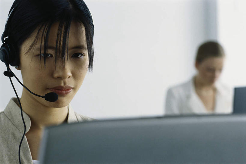 东方人,西方人,两个人,同事,商务人士,商务女性,办公室,坐,横图,室内,白天,正面,衬衫,成功,合作,团队,集体,信心,显示器,欧洲,欧洲人,亚洲,套装,朦胧,模糊,屏幕,领带,话务员,注视,黄种人,显示屏,队伍,耳机,耳麦,话筒,观察,看,观看,察看,麦克风,领导,成就,关注,商务装,合伙,领袖,工薪阶层,输出设备,客服人员,电话销售,年轻女性,女人,女性,白种人,亚洲人,年轻人,白领,接线员,上班族,坐着,半身,彩图,衬衣
