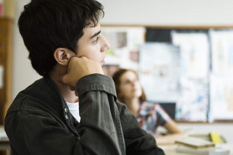 西方人,一个人,坐,横图,室内,白天,正面,欧洲,欧洲人,仅一个男性,仅一个人,撑,服装,朦胧,模糊,托腮,休闲装,仅一个年轻男性,衣服,托,休闲,教室,休闲服,服饰,托下巴,男人,男性,年轻男性,白种人,坐着,半身,彩图