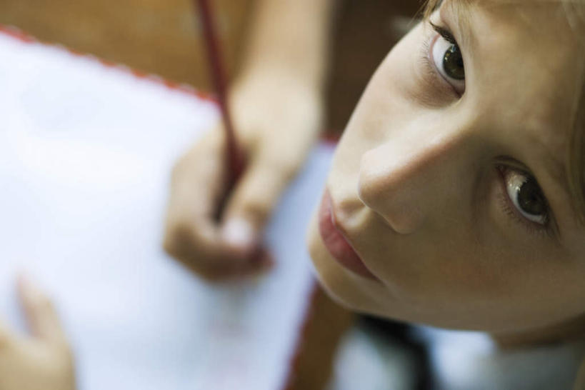 西方人,儿童,一个人,学校,坐,横图,俯视,室内,特写,白天,纯洁,桌子,欧洲,欧洲人,仅一个女性,仅一个人,握,办公桌,拿,拿着,注视,校园,小孩,铅笔,看,仅一个小孩,教室,思考,考虑,可爱,童年,童趣,握着,一支,关注,童真,烂漫,无邪,天真,女孩,女人,女性,白种人,孩子,抬头,仰头,坐着,半身,彩图,高角度拍摄,女生