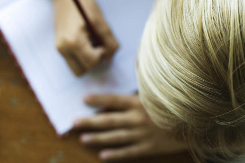 西方人,儿童,一个人,学校,横图,俯视,室内,特写,白天,纯洁,欧洲,欧洲人,仅一个女性,仅一个人,撑,握,拿,拿着,校园,小孩,铅笔,仅一个小孩,教室,可爱,童年,童趣,握着,一支,撑着,童真,烂漫,无邪,天真,女孩,女人,女性,白种人,孩子,半身,彩图,高角度拍摄,女生