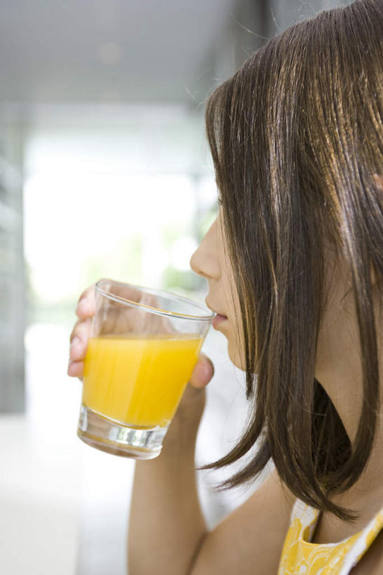 西方人,儿童,脸,头,脸颊,一个人,客厅,坐,竖图,室内,特写,白天,侧面,纯洁,杯子,欧洲,欧洲人,仅一个女性,仅一个人,握,阴影,光线,影子,橙汁,拿,拿着,玻璃制品,小孩,黄色,阳光,水杯,仅一个小孩,可爱,童年,童趣,握着,起居室,童真,烂漫,无邪,天真,女孩,女人,女性,白种人,孩子,头部,脸部,脸蛋,面部,玻璃杯,坐着,半身,彩图,女生