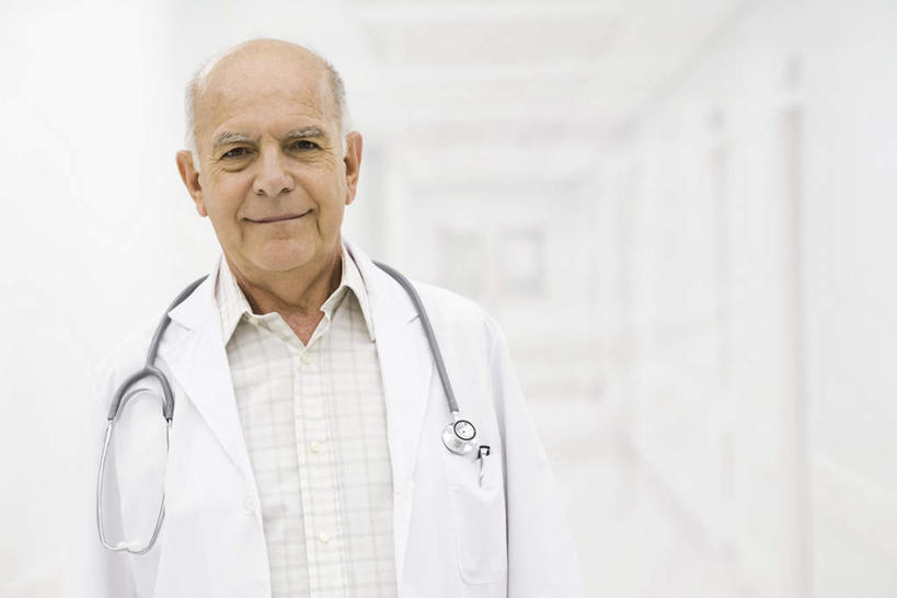 西方人,一个人,医生,站,笑,微笑,横图,室内,白天,正面,工作服,制服,欧洲,欧洲人,仅一个男性,仅一个人,朦胧,模糊,走道,过道,听诊器,站着,仅一个老年男性,医护人员,医疗人员,医疗设备,白大褂,工作制服,老年男性,男人,男性,白种人,大夫,站立,半身,彩图,工作套服