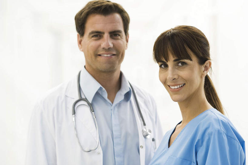 西方人,两个人,医生,护士,站,笑,微笑,露齿笑,横图,室内,白天,正面,工作服,制服,欧洲,欧洲人,听诊器,站着,医护人员,医疗人员,医疗设备,白衣天使,白大褂,工作制服,男人,男性,年轻男性,年轻女性,女人,女性,白种人,大夫,站立,半身,彩图,工作套服