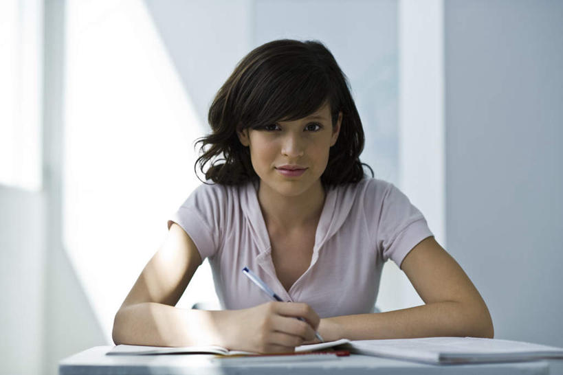 西方人,脸,头,脸颊,一个人,坐,横图,室内,特写,白天,正面,桌子,欧洲,欧洲人,仅一个年轻女性,仅一个女性,仅一个人,写,阴影,服装,光线,影子,记事本,休闲装,书桌,衣服,阳光,本子,笔记本,课桌,休闲,教室,休闲服,服饰,认真,年轻女性,女人,女性,白种人,头部,脸部,脸蛋,面部,坐着,半身,彩图