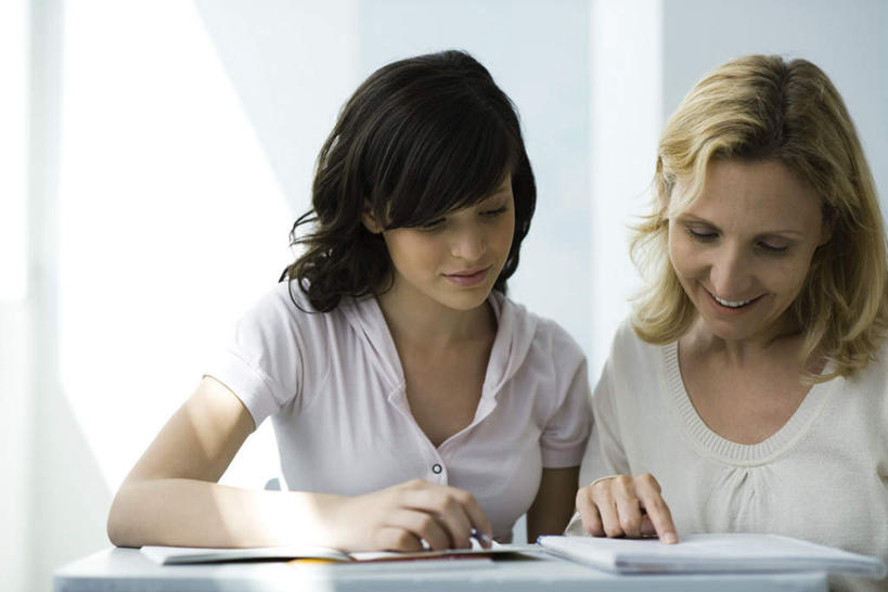 西方人,两个人,教师,坐,说,横图,室内,白天,正面,讨论,桌子,欧洲,欧洲人,指,阴影,服装,光线,影子,休闲装,方向,书桌,衣服,阳光,课桌,手势,休闲,教室,休闲服,服饰,指向,交流,年轻女性,女人,女性,中年女性,白种人,讲师,教授,老师,沟通,讲话,交谈,商讨,说话,谈话,坐着,半身,彩图