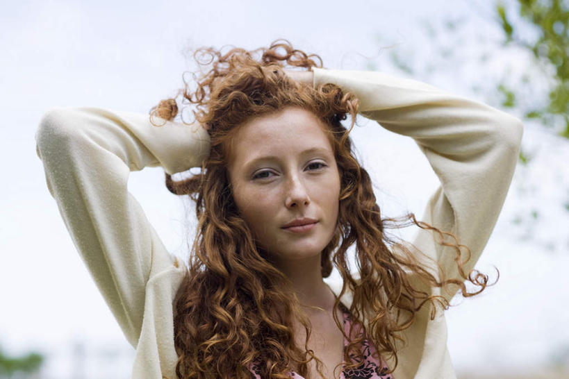 西方人,一个人,站,横图,室外,白天,正面,植物,欧洲,欧洲人,仅一个年轻女性,仅一个女性,仅一个人,服装,朦胧,模糊,褐色,注视,休闲装,树,树木,衣服,蓝色,绿色,蓝天,天空,自然,天,观察,看,站着,休闲,休闲服,抓,服饰,生长,晴朗,成长,观看,察看,双手抱头,关注,万里无云,年轻女性,女人,女性,白种人,长发,卷发,晴空,晴空万里,站立,半身,彩图