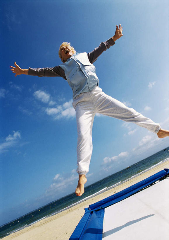 西方人,一个人,跳,伸展双臂,竖图,室外,白天,仰视,海浪,海洋,沙滩,欧洲,欧洲人,仅一个女性,仅一个人,沙子,海岸,浪花,云,云朵,沙地,半空,云彩,蓝色,白云,蓝天,天空,海水,天,仅一个中年女性,海景,跳床,女人,女性,中年女性,白种人,大海,风浪,海,海水的波动,海滩,近岸浪,涌浪,敞开双臂,伸开双臂,跳跃,展开双肩,张开手臂,张开双臂,彩图,低角度拍摄,全身