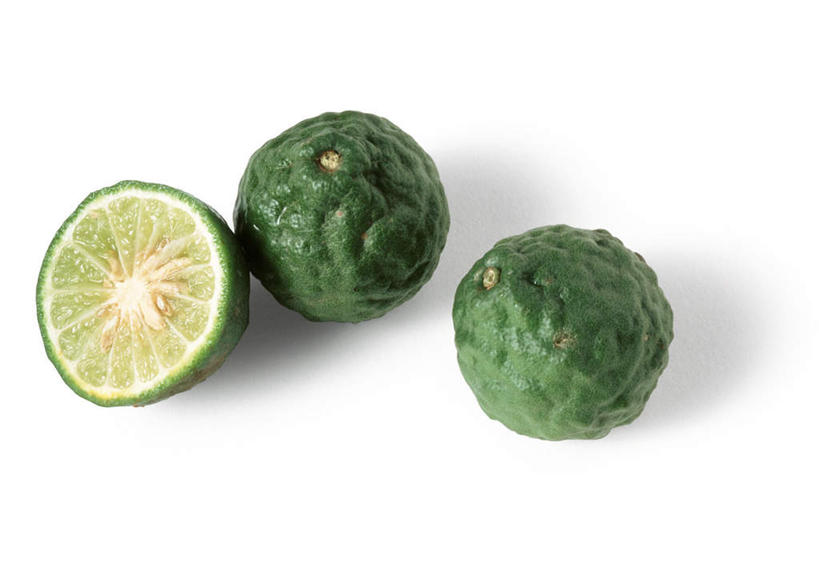 无人,横图,俯视,室内,特写,白天,白色背景,餐桌,桌子,柑橘,静物,水果,切开,新鲜,生食,食品,果实,半个,食物,三个,绿色,切,一半,摄影,有机食品,绿色食品,影棚,餐台,剖面,切面,酸橙,橘子,桔子,橙子,橙,彩图,高角度拍摄,影棚拍摄,拍摄