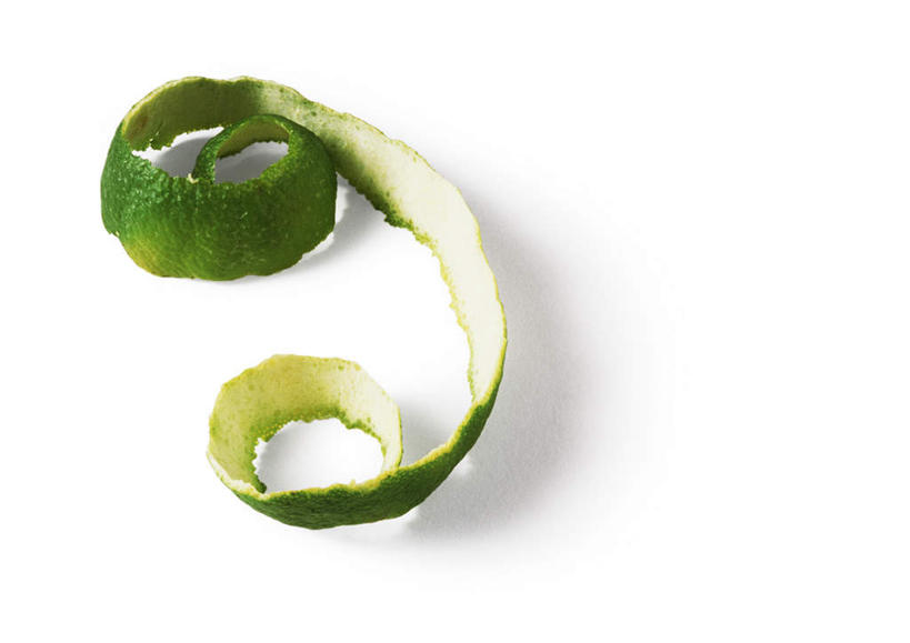 无人,横图,俯视,室内,特写,白天,白色背景,餐桌,桌子,静物,水果,弯曲,新鲜,螺旋,生食,食品,果实,果皮,食物,绿色,摄影,有机食品,绿色食品,影棚,餐台,螺线,酸橙,彩图,高角度拍摄,影棚拍摄,拍摄