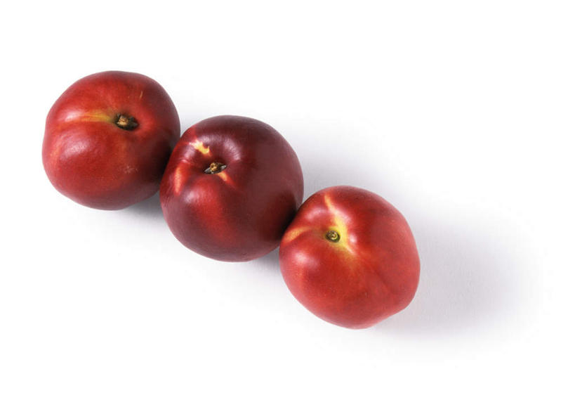 无人,横图,俯视,室内,特写,白天,白色背景,餐桌,桌子,桃子,静物,水果,新鲜,生食,食品,果实,油桃,食物,三个,红色,摄影,有机食品,绿色食品,影棚,餐台,肺果,彩图,高角度拍摄,影棚拍摄,拍摄