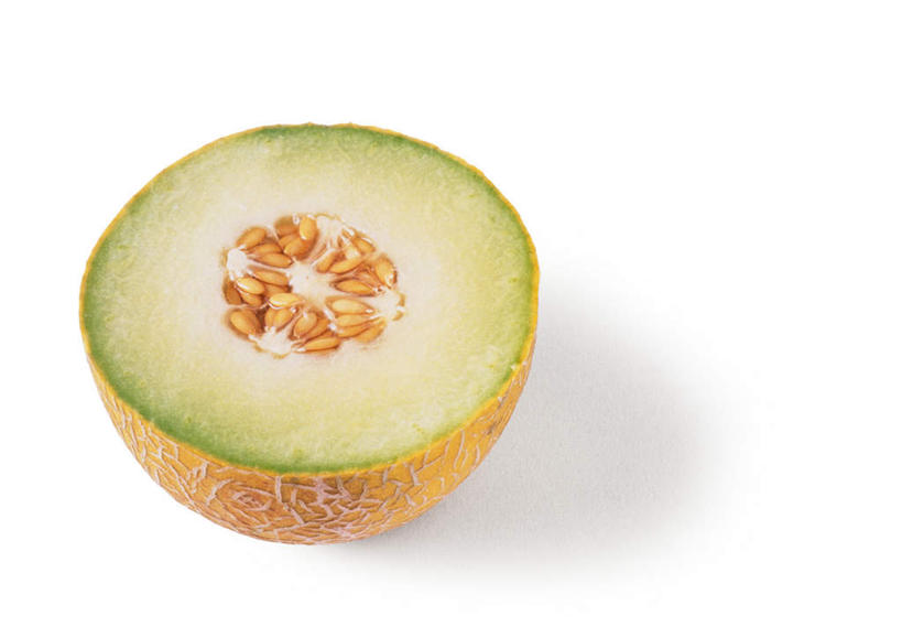 无人,横图,俯视,室内,特写,白天,白色背景,餐桌,桌子,静物,水果,切开,新鲜,哈密瓜,生食,食品,果实,甜瓜,半个,食物,切,一半,摄影,有机食品,绿色食品,影棚,餐台,横截面,网纹瓜,甘瓜,剖面,切面,彩图,高角度拍摄,影棚拍摄,拍摄
