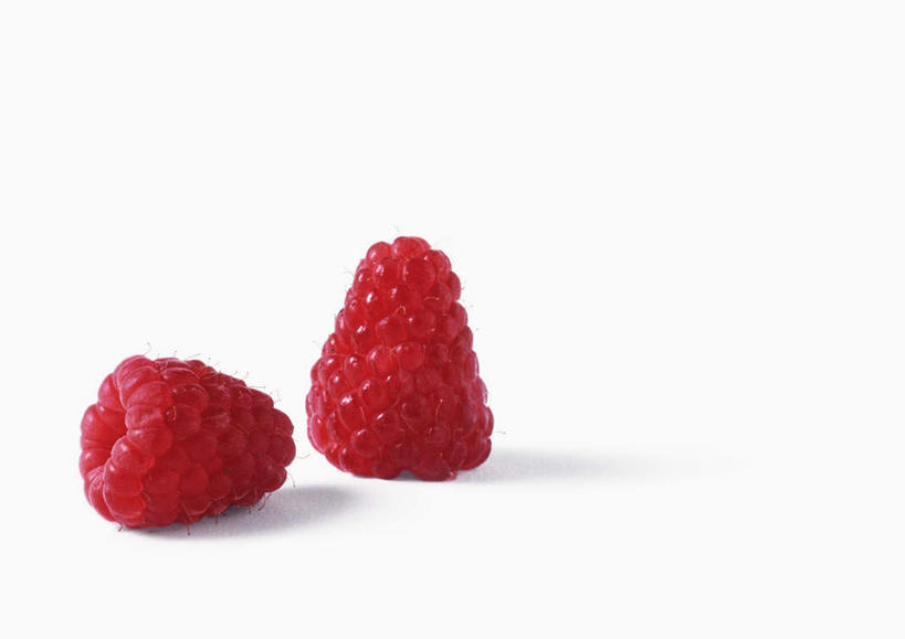 无人,横图,俯视,室内,特写,白天,白色背景,餐桌,桌子,浆果,静物,水果,新鲜,桑葚,生食,食品,果实,食物,两个,红色,覆盆子,摄影,有机食品,绿色食品,影棚,餐台,彩图,高角度拍摄,影棚拍摄,拍摄