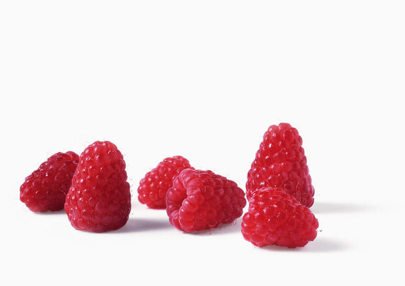 无人,横图,俯视,室内,特写,白天,白色背景,餐桌,桌子,浆果,静物,水果,新鲜,桑葚,生食,食品,果实,食物,两个,红色,覆盆子,摄影,有机食品,绿色食品,影棚,餐台,彩图,高角度拍摄,影棚拍摄,拍摄