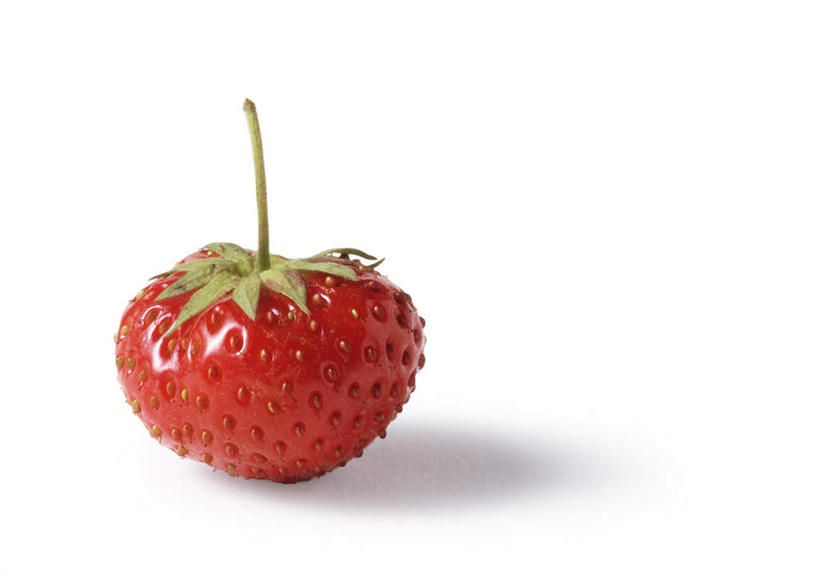 无人,横图,俯视,室内,特写,白天,白色背景,餐桌,桌子,草莓,浆果,静物,水果,新鲜,生食,食品,果实,食物,一个,红色,摄影,有机食品,绿色食品,影棚,单个,餐台,洋莓,水果皇后,红莓,地莓,彩图,高角度拍摄,影棚拍摄,拍摄