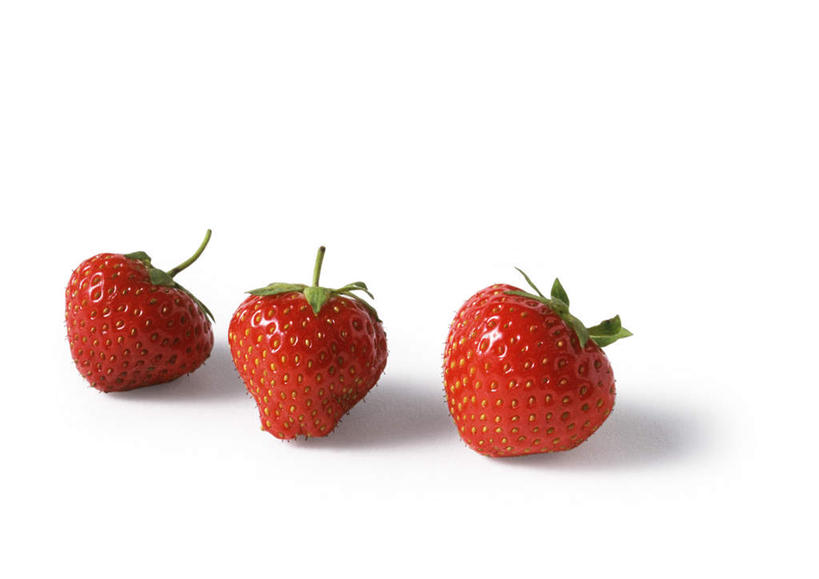 无人,横图,俯视,室内,特写,白天,白色背景,餐桌,桌子,草莓,浆果,静物,水果,新鲜,生食,食品,果实,食物,三个,红色,摄影,有机食品,绿色食品,影棚,餐台,洋莓,水果皇后,红莓,地莓,彩图,高角度拍摄,影棚拍摄,拍摄