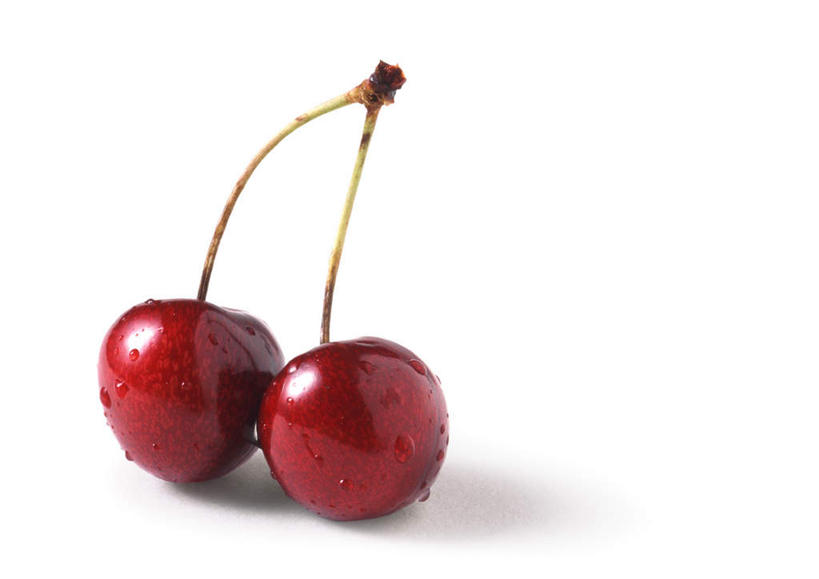 无人,横图,俯视,室内,特写,白天,白色背景,餐桌,桌子,樱桃,静物,水果,新鲜,生食,食品,果实,食物,两个,红色,摄影,有机食品,绿色食品,影棚,餐台,樱珠,莺桃,英桃,楔桃,牛桃,荆桃,彩图,高角度拍摄,影棚拍摄,拍摄