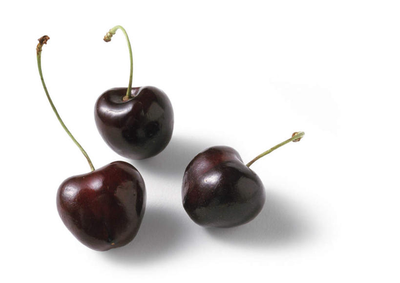 无人,横图,俯视,室内,特写,白天,白色背景,餐桌,桌子,樱桃,静物,水果,新鲜,生食,食品,果实,食物,三个,紫色,摄影,有机食品,绿色食品,影棚,餐台,樱珠,莺桃,英桃,楔桃,牛桃,荆桃,彩图,高角度拍摄,影棚拍摄,拍摄