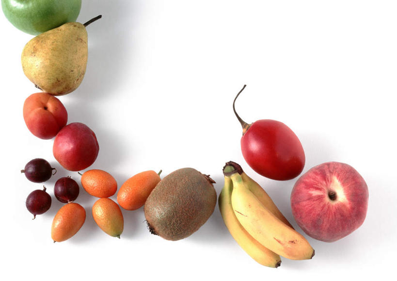 无人,横图,俯视,室内,特写,白天,白色背景,餐桌,桌子,柑橘,浆果,梨,猕猴桃,桃子,香蕉,静物,水果,一排,新鲜,整齐,灯笼果,生食,食品,果实,食物,排列,香梨,摄影,有机食品,绿色食品,影棚,餐台,队列,肺果,酸橙,生梨,奇异果,猕猴梨,橘子,桔子,甘蕉,醋栗,橙子,橙,彩图,高角度拍摄,影棚拍摄,拍摄