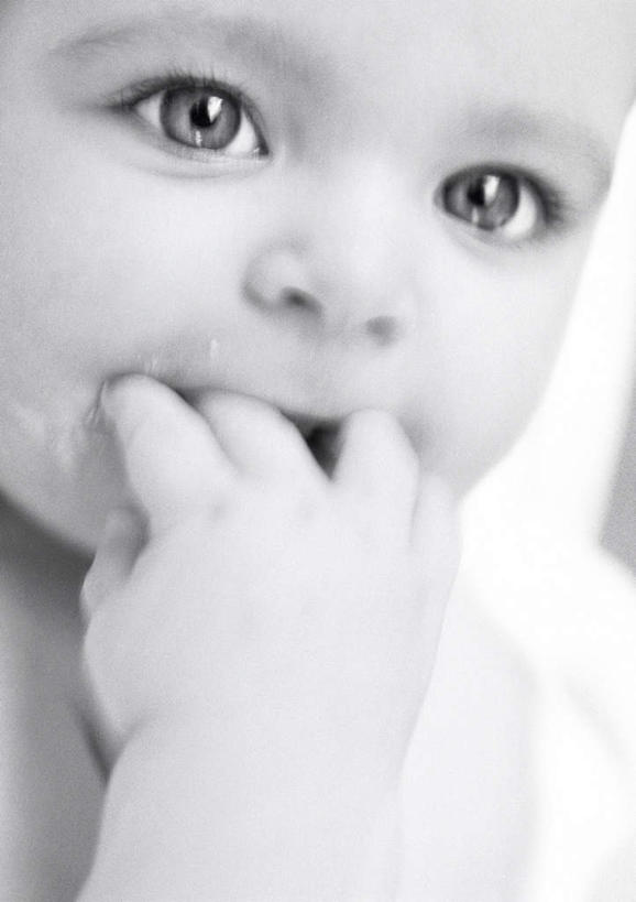 西方人,婴儿,儿童,脸,头,脸颊,一个人,竖图,黑白,室内,特写,白天,正面,纯洁,欧洲,欧洲人,仅一个人,咬,小孩,手指,可爱,活泼,咬着,宝宝,纯真,烂漫,无邪,伶俐,天真,白种人,孩子,头部,脸部,脸蛋,面部,半身