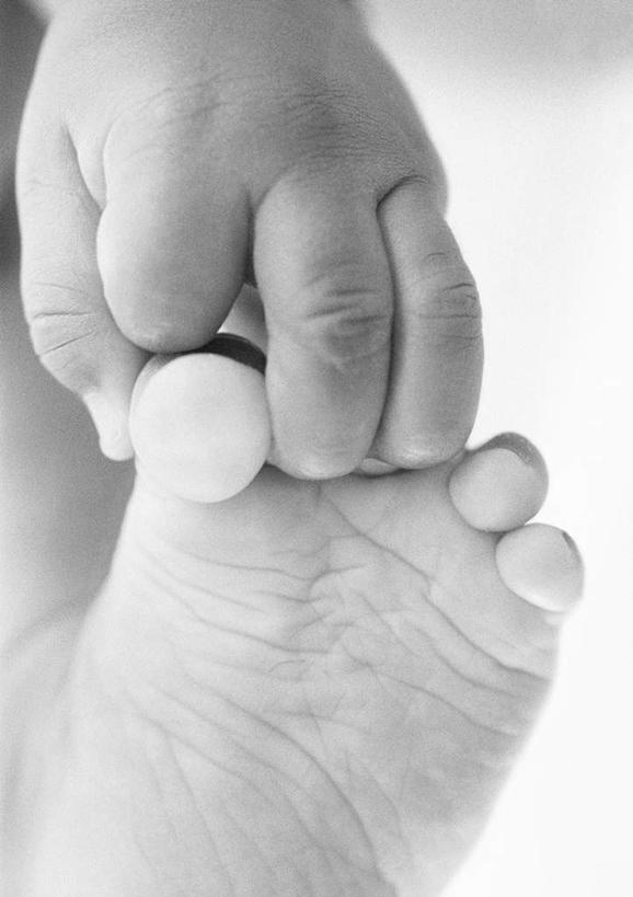 西方人,婴儿,儿童,手,一个人,站,握手,竖图,黑白,室内,特写,白天,侧面,纯洁,欧洲,欧洲人,仅一个人,小孩,站着,手部,可爱,活泼,宝宝,纯真,烂漫,无邪,伶俐,天真,白种人,孩子,搀手,拉手,手拉手,手握手,站立,半身