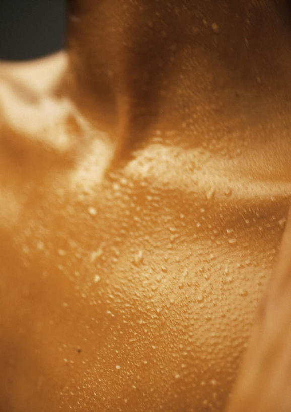 西方人,一个人,站,竖图,室内,白天,侧面,欧洲,欧洲人,仅一个年轻女性,仅一个女性,仅一个人,水滴,水珠,站着,年轻女性,女人,女性,白种人,站立,半身,彩图