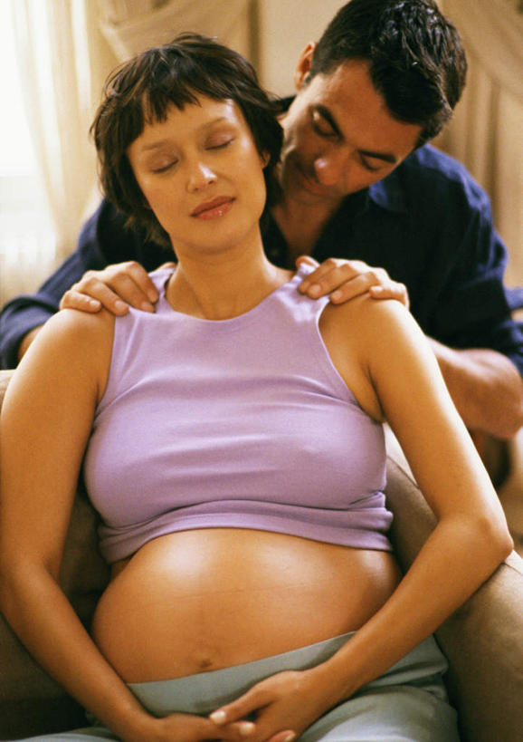 西方人,孕妇,两个人,夫妻,坐,闭眼,摸,竖图,室内,白天,正面,爱情,按摩,沙发,卧室,欧洲,欧洲人,抚摸,浪漫,恩爱,恋人,指压,男人,男性,年轻男性,年轻女性,女人,女性,白种人,情侣,产妇,闭眼睛,闭着眼,闭着眼睛,触摸,接触,坐着,半身,彩图,推拿,睡房,卧房,伴侣,皮沙发