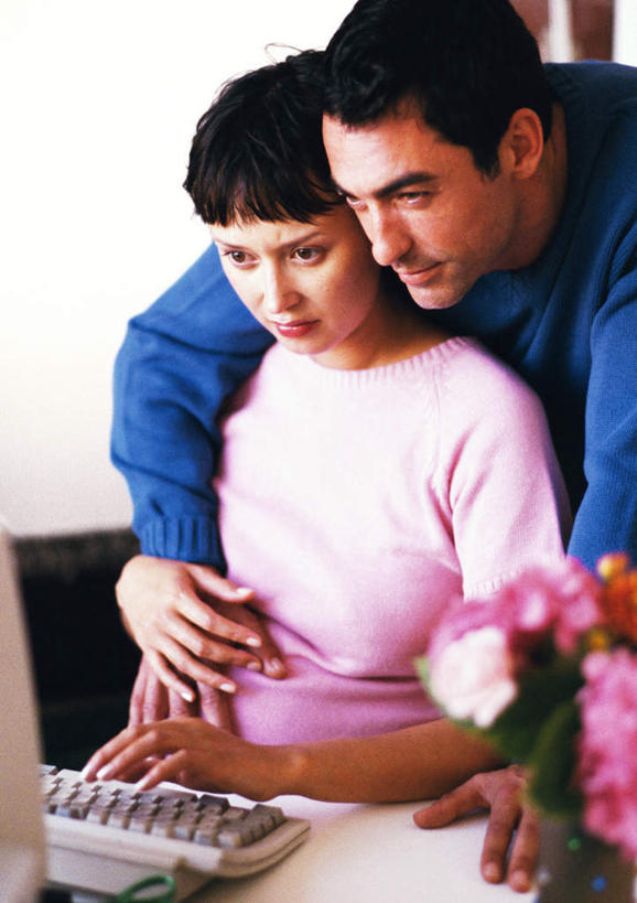 西方人,孕妇,两个人,夫妻,客厅,站,坐,摸,竖图,室内,白天,正面,爱情,电脑,显示器,鼠标,键盘,桌子,花瓶,叶子,欧洲,欧洲人,抚摸,盛开,网络,绿叶,浪漫,花蕾,输入设备,通讯设备,书桌,玻璃制品,酒瓶,花,花瓣,花朵,鲜花,玻璃瓶,课桌,瓶子,花苞,花蕊,站着,嫩叶,台式电脑,恩爱,恋人,起居室,通信设备,输出设备,男人,男性,年轻男性,年轻女性,女人,女性,白种人,情侣,产妇,叶,叶片,触摸,接触,站立,坐着,半身,彩图,伴侣